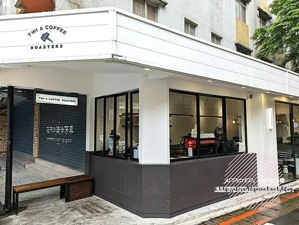 台北士林-[Twi A Coffee Roasters 錘子咖啡 (士東店)] 近天母棒球場士東市場旁，自家烘焙單品手沖，美味現烤格子鬆餅，黑白極簡日系職人外帶咖啡吧