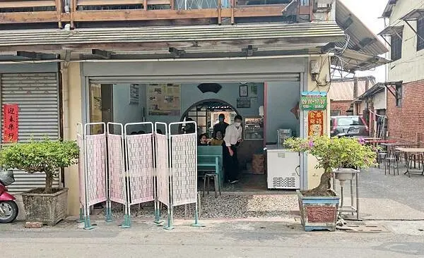 【台南美食】和興冰菓部-外觀不起眼的80年老字號香蕉清冰店！超大碗只要２０元