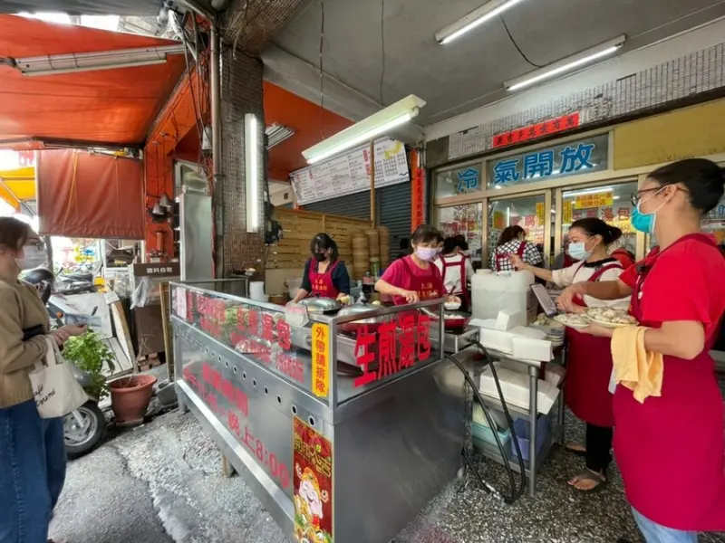 【高雄 三民區】在地人都吃這一味上海生煎湯包 脆皮爆汁得停不下口