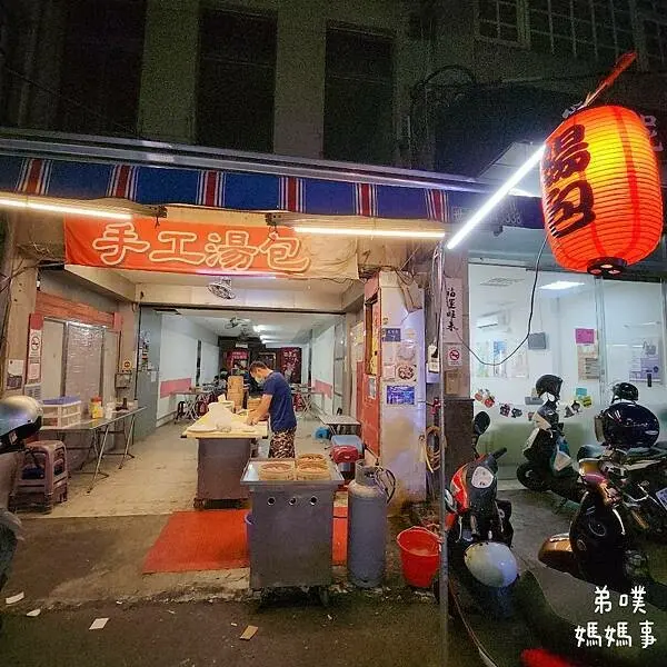 【高雄‧鳳山】小夫妻手工湯包｜CP值高平價湯包店，皮薄餡多汁多好吃讓你一籠接一籠，鳳山夜市必吃!不輸知名