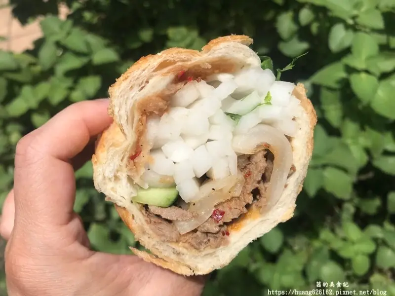 【新北三重區】三重美食『育婷越南法國麵包』每天現烤的越式法國麵包~