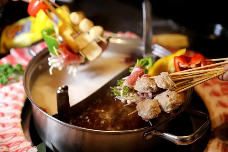 台中市大里區麻辣控快吃爆！一串10元均一價實現撸串自由 還有白飯、冬粉無限吃到飽｜甯客串串鍋(台中大里軟體園區麻辣火