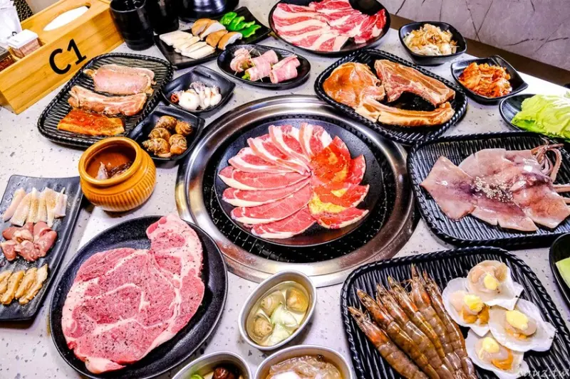 超大魷魚燒肉吃到飽，Oh！Yaki 精緻燒肉，韓系霓虹裝潢，16盎司牛排、戰斧豬排隨你點，還有必魯暢飲！