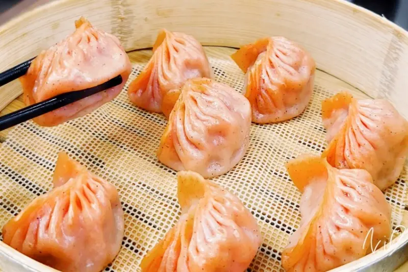 [桃園市桃園區]聚圓上海點心總匯。限量椒麻蒸餃/傻瓜麵疙瘩/香菇蝦仁兩棲燒賣/涼拌小黃瓜/肉鬆皮蛋豆腐。近桃園台鐵站的好吃平價麵食館!