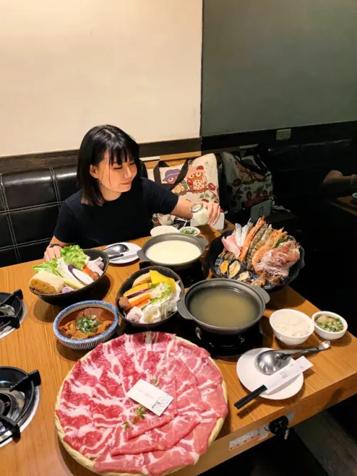 [台中西屯] 裊裊鍋物｜超澎湃的海陸雙響鍋｜隱身在逢甲商圈巷弄的老宅美食｜比臉還大的現切肉盤｜必點小川味小菜｜內附菜單 - 萍姐愛分享