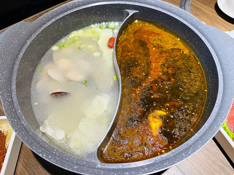 【籤王串麻鍋】四川道地香麻鍋，免費升級蛤蜊膠原蛋白湯！真材實料美味嚕串！超人氣招牌炸物「卜肉酥」「椒酥中卷」必點！台北六張犁美食推薦～