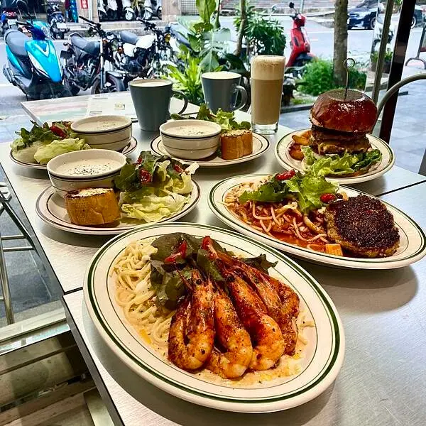 今年夏天來礁溪happy一夏．超厚多汁手工漢堡排．好吃白醬不膩口．宜蘭礁溪漢堡推薦｜海皮漢堡