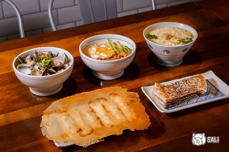 嵄麦麵屋｜台中逢甲美食推薦，結合藝廊的文青質感麵館，好吃手作北方麵食，還有蛤蠣滿炸的蒜香蛤仔王國拌麵