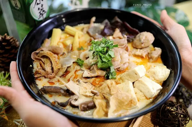 網讚當地最強麻辣燙！麻香辣濃一次到味 百元超飽套餐必點｜沐上麻辣燙(苗栗頭份宵夜麻辣燙)