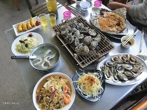 嘉義縣東石鄉嘉義美食 烤蚵吃到飽推薦【塭ㄚ烤蚵呷通海】肥美的東石鮮蚵 現做熱炒美食 還有兒童遊戲區 全家歡樂烤蚵趣