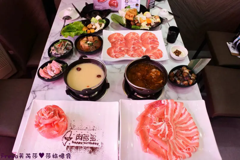 屏東火鍋【肉多多火鍋】超人氣排隊名店.海陸爆擊太浮誇ＩＧ超吸睛.粉色門面肉多多大變身│東港店│東港美食