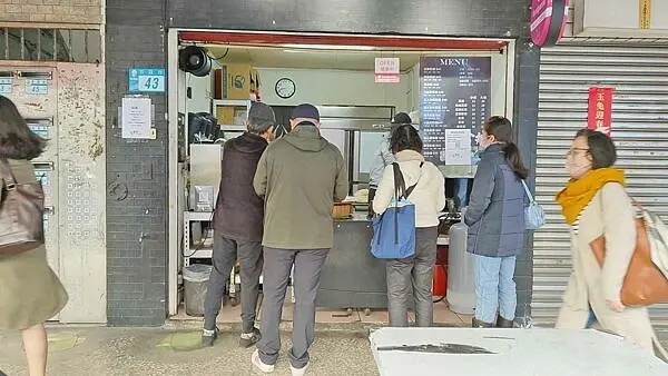 什麼？網路評價高達４.５顆星！？真的有這麼厲害？網路超高評價的飯糰店，真的有這麼強的實力嗎？讓大家吃