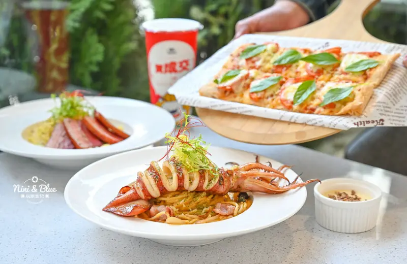 皇蝦醬深海魷魚義大利麵有整隻魷魚、瑪格麗特羅馬披薩軟Q有嚼感