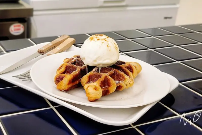 [台南中西區]虎吉HUJI COFFEE。香鬆脆的冰淇淋華夫可頌&平價卻不簡單的好喝冰美式咖啡