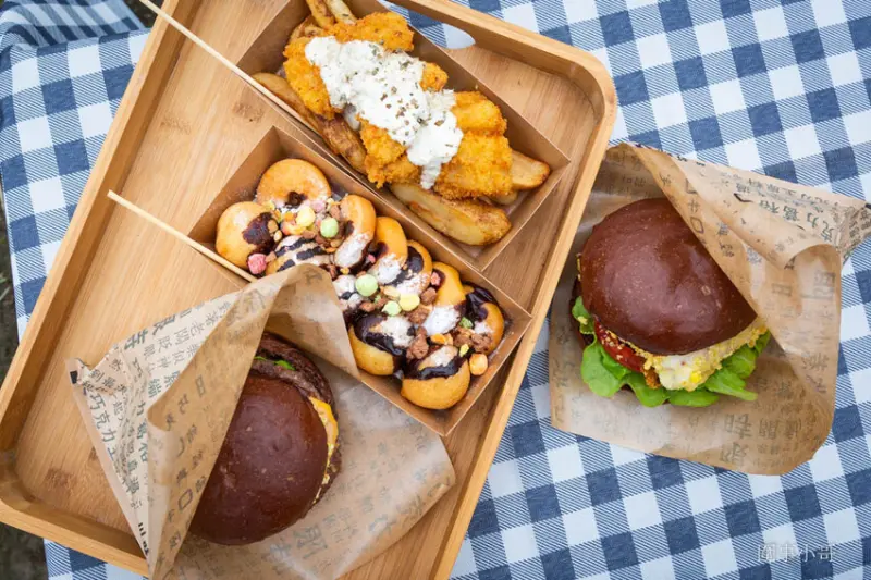 餐車美食-巧克熊環島餐車，這個帶著自己夢想的大男孩用別具特色的巧克漢堡～穿梭流浪在整個寶島，希望用自己喜愛的巧克力來帶給大家美食，還有夢想並不是那麼遙不可及的這個事實。