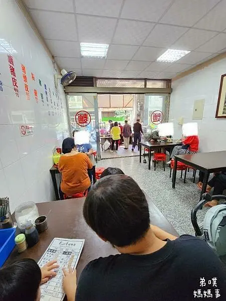 【高雄‧鳳山】龍山寺豬腳麵｜用餐時間就爆多人的，在地人巷弄古早味平價麵店