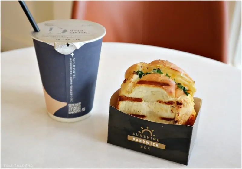 [高雄左營]MINI.D COFFEE 至聖貳號館|享受咖啡香，還能欣賞奈良美智畫作的文藝咖啡廳