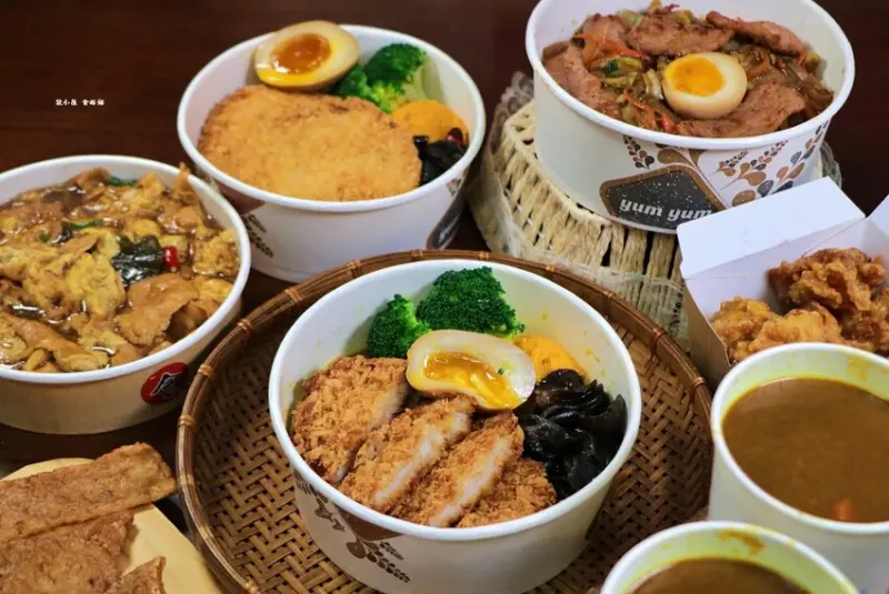 搞頑皮咖哩專賣‧忠孝夜市最夯的咖哩專賣店，份量十足豬排咖哩多汁又嫩口、不可錯過剝皮辣椒烘蛋超下飯，必點現炸的唐揚雞滿到合不上蓋 - 敦 小 蓮の食旅錄