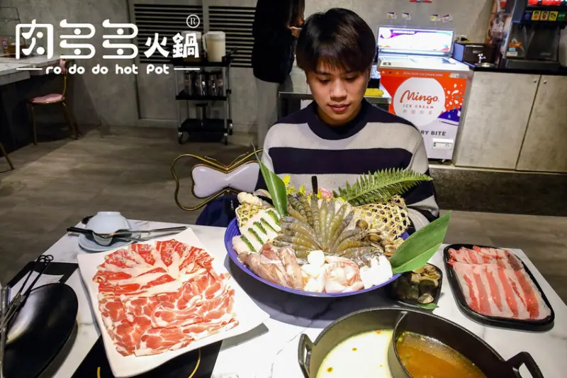 肉多多大變身，超人氣排隊名店，蔬食者的天堂鍋物，自助吧70種無限吃
