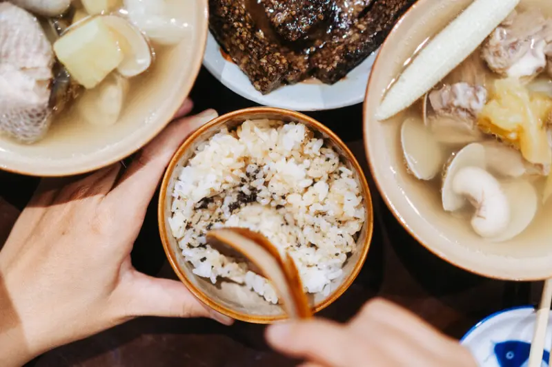 回家喝湯--一天只賣一種雞湯、溫馨濃郁的松露奶油拌飯｜台中市西區國美館｜几湯店