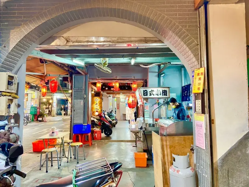 士林夜市美食推薦 日式小攤日本料理 鐵皮屋搭建的內用區 必點鍋燒烏龍麵及茶碗蒸 2023菜單價格調整