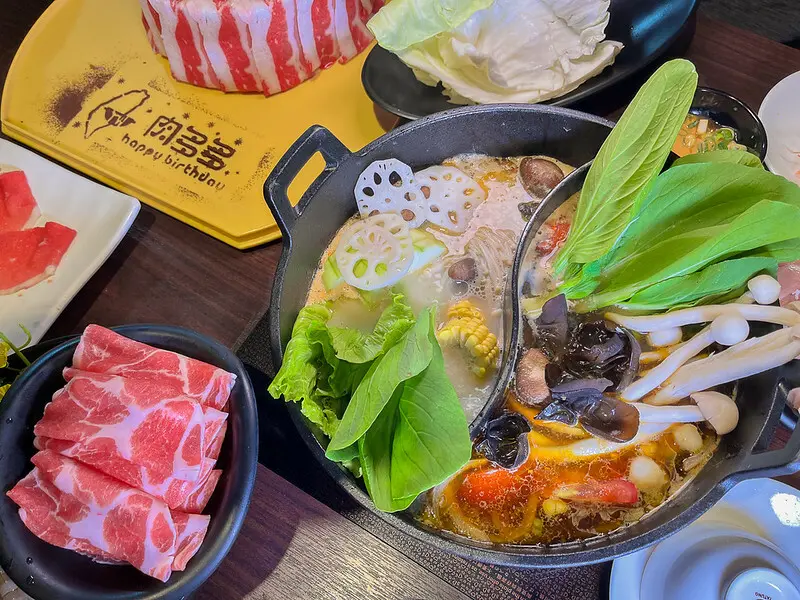 高雄火鍋｜肉多多火鍋大變身，網路溫度計好感度星等及聲量排行蟬聯兩年第一名/榜上有名的夜宵火鍋，肉多多開了50家你知道嗎？大家都在肉多多吃石頭火鍋