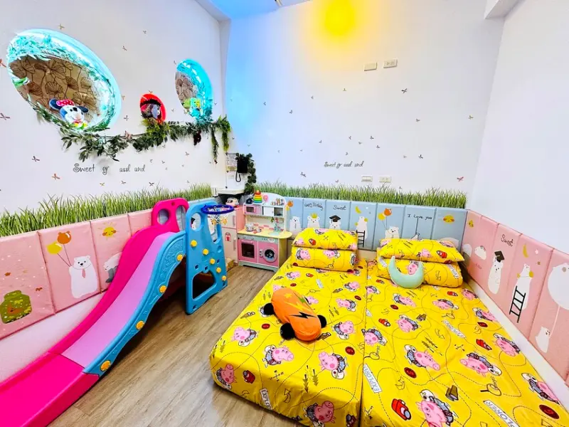 【后麗安心親子時尚旅宿(風自然2館)】台中后里親子民宿推薦！巨型溜滑梯搬進房間裡，超大湯屋泡浪漫玫瑰花瓣浴！