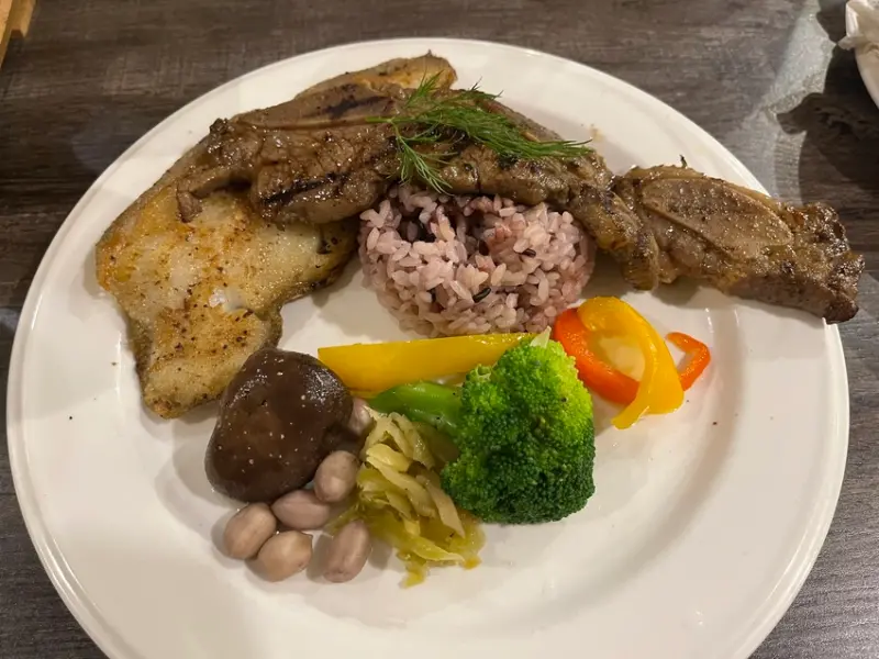 《桃園❤️龍潭》石門山、石門水庫附近餐廳推薦，龍潭在地老店竺園咖啡館，菜單選擇超豐富！