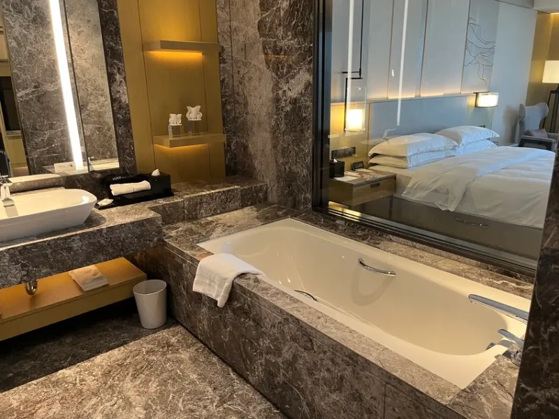 （有影片）《高雄🏨鼓山》高雄萬豪酒店三天兩夜住宿，房間美又寬敞，連兩日客房早餐感想，竟然給我遇到房間天花板漏水？！