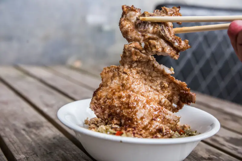 新北市淡水區義山路黑二店排骨飯｜現炸大塊嫩排骨！生意好到不行的鐵皮屋排骨飯