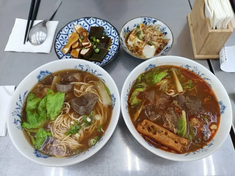 新北市板橋區板橋美食|老王牛肉麵~麵好、湯濃、肉大塊!內用豆漿、紅茶免費喝!