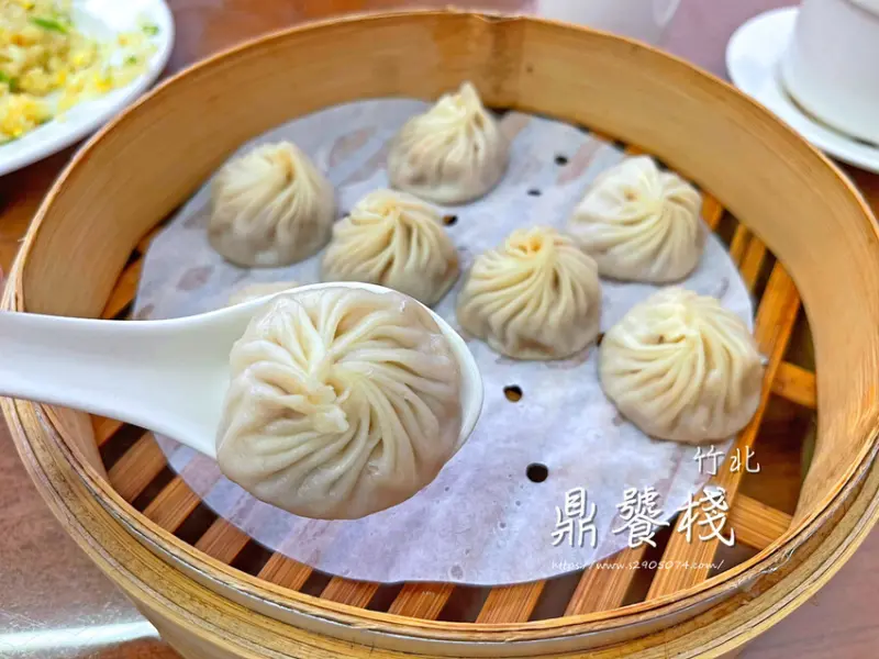 竹北-鼎饕棧美食館➤好吃小籠包、牛肉湯➤豆沙包、芝蔴包甜點