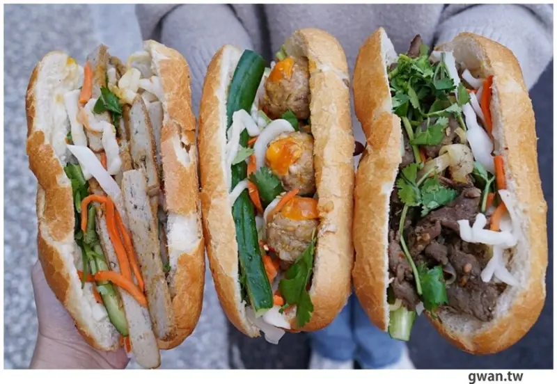 一口無法咬，越南姐姐現做爆料越南麵包，居然還有獅子頭和土魠魚口味！