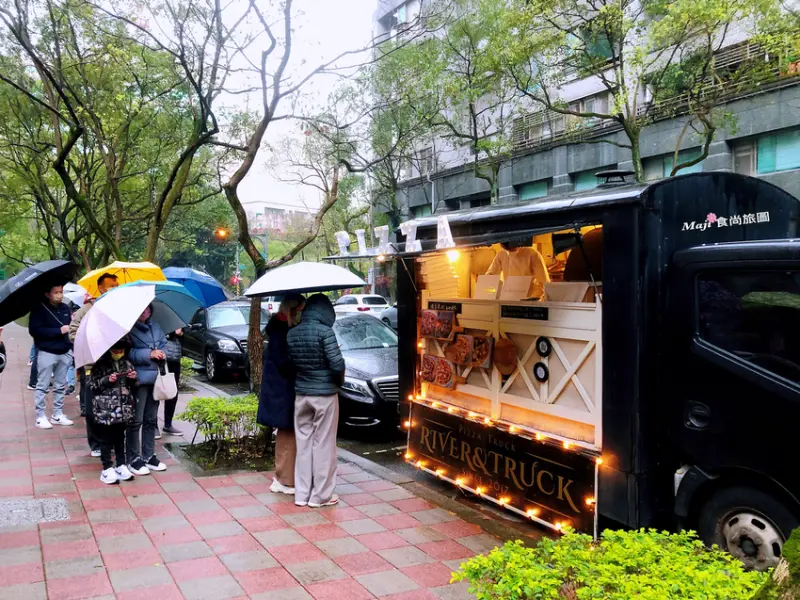 River&Truck披薩車台灣走透透   值得排隊等候的行動窯烤披薩車 可遇不可求的限量供應披薩美食  台北好吃Pizza推薦