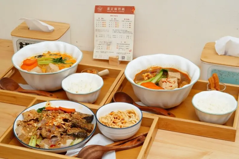 高雄美食【滿足麻奶鍋】微南洋風麻奶鍋│獨家秘方18種中藥材麻辣湯頭│乾拌靈魂醬汁！秘製芝麻辣醬│一週沒吃會想念│三民熱河街美食餐廳推薦