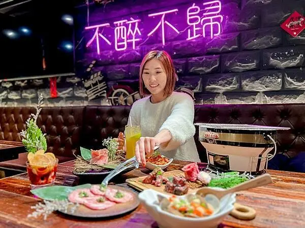 台北東區市民大道單點式燒肉燒烤美食推薦！藝人網紅明星打卡名店，吽Home燒肉 Grill & Bar 市民店（吽炭火燒肉丼），有專人旁烤頂級燒肉和牛海鮮都好浮誇好吃，空間寬敞適合朋友聚餐