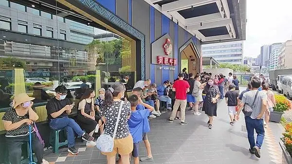 我家牛排 中和店｜假日要等候至少２小時以上才能吃到，最狂的自助吧牛排店