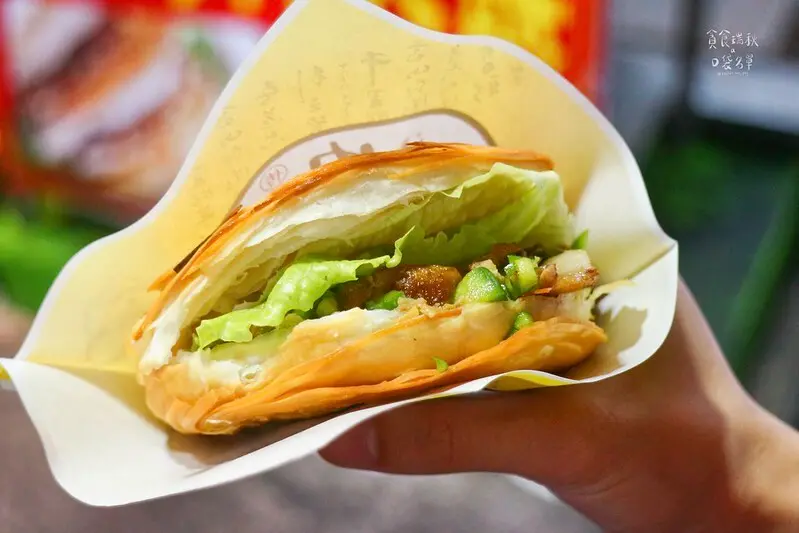 台中西屯｜逢甲夜市也買的到人氣排隊美食陝西肉夾饃，內餡鹹香外皮酥脆，必吃獨特美食｜五哥肉夾饃 文華店