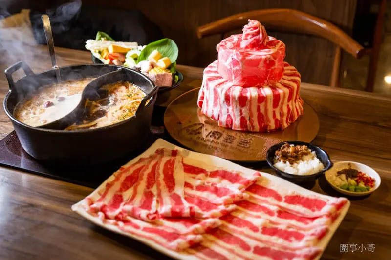 竹北美食火鍋推薦-超人氣排隊名店！肉多多火鍋有超多好吃的肉肉呢！再加上濃郁香醇的爆炒鍋底，光是用想像的就讓人口水直流啦～再加上超豐富的火鍋自助吧～太划算啊！而且還是台灣火鍋第一品牌喔喔喔！