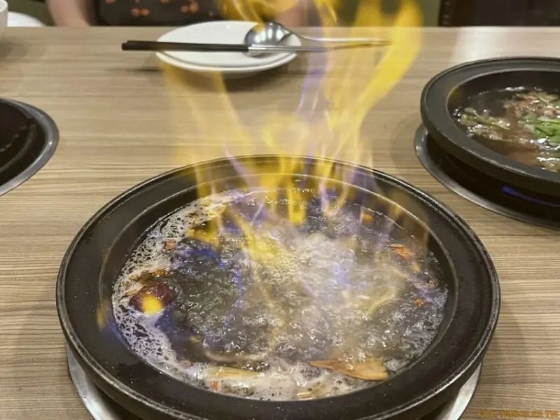 狂一鍋—蘆洲集賢店｜超吸睛火焰秀！隱藏版燒酒烏骨雞蛤蜊鍋！必點功夫排骨酥！獨創台式火鍋湯底！蘆洲火鍋推薦、蘆洲美食推薦、蘆洲外帶推薦、新北火鍋推薦、新北美食推薦 - 佛系旅遊筆記