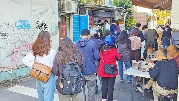 【台北美食】第一家魯肉飯｜爆裂！中午用餐時間都排到巷口轉角處的巷弄美食
