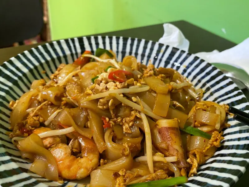 【台中 泰式料理】都都泰 TUK•TUK THAI，賣的是簡單的泰國小吃與套餐。簡單吃起來不簡單的泰式炒粄條