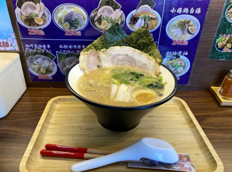 【台中 拉麵】麵処佐藤北海道ラーメン，專營北海道口味拉麵一生懸命的日本少年