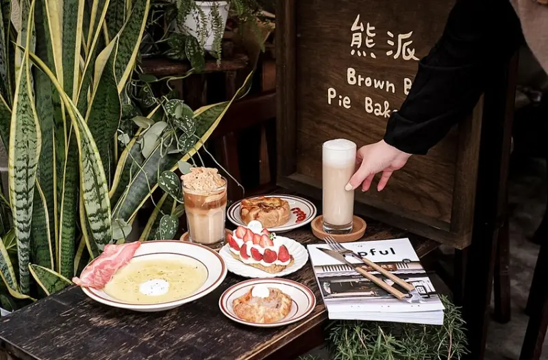 台中少見鹹派專賣店，各式創意甜鹹派、還有必點海鹽焦糖脆熊拿鐵超可愛！！
