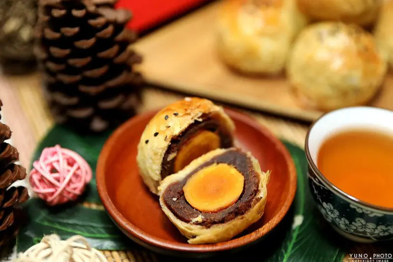 彰化縣員林市網友激推超人氣蛋黃酥！採自家醃製的紅土鹹鴨蛋 紅豆泥綿密 香濃而不甜膩｜米香伯蛋黃酥-101米香(彰化員林