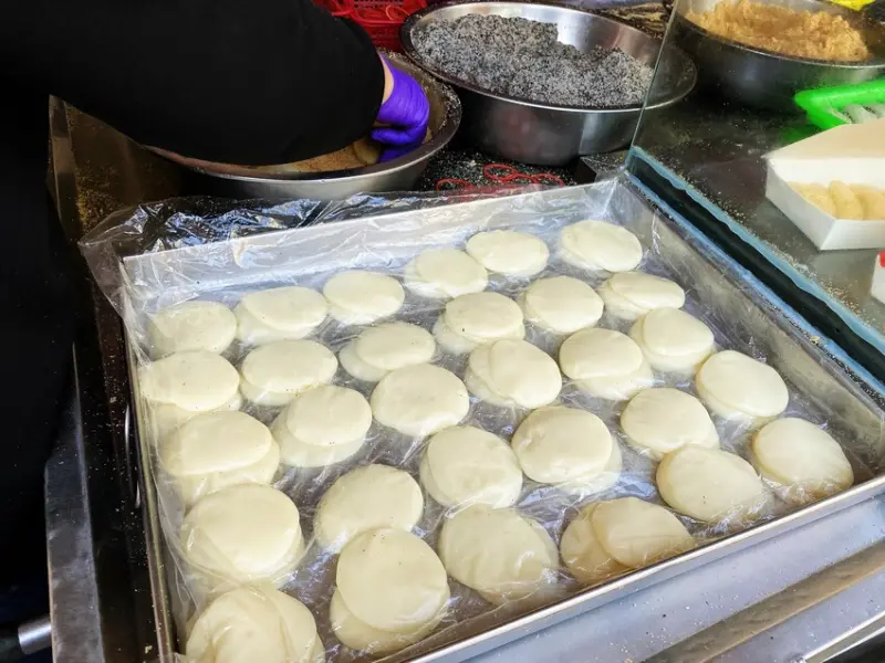 【鹿港 小吃】阿婆麻糬鋪，最推薦綠豆口味，豆沙又沙又糯涮嘴的一口一口吃下去！