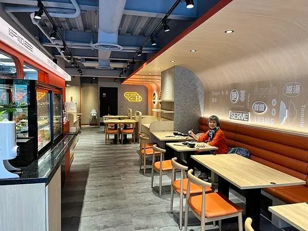 林口好吃牛肉麵【奉上牛骨麵】果蔬熬製湯頭清香爽口/琳瑯滿目小菜/招牌必點清墩牛骨麵/林口扶輪公園