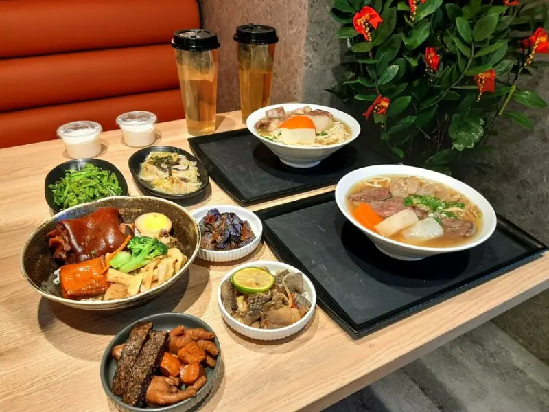 【美食】「奉上牛骨麵」牛骨麵、牛三寶麵、豬腳飯，林口牛肉麵推薦、清燉牛肉麵推薦 (附菜單)