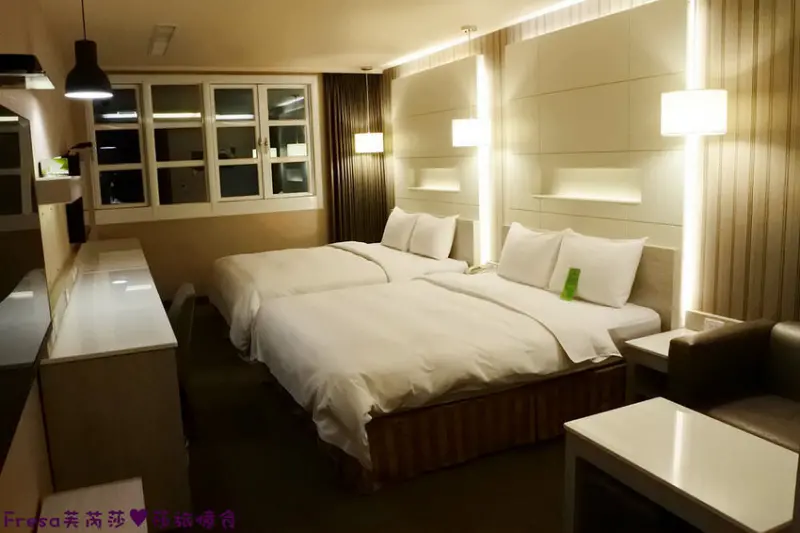 高雄飯店【康橋商旅（中山八德館）】火車站十分鐘.旁邊公車站！沙發客廳二台電視質感系房型│２４Ｈ咖啡茶點