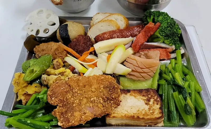 台中限定CP值極高的佛心自助餐，Google好評4.5星，高達80道以上菜色任你選，還有素食自助餐唷！